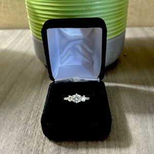 Beautiful sterling silver women’s ring. Size 8